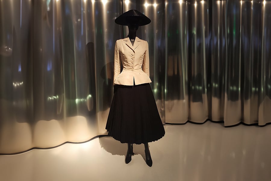 Silk shantung and pleated wool bar suit by Christian Dior (Spring-Summer 1947) on display at the Denver Art Museum - Creative Commons